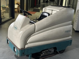 Maszyna czyszcząca TENNANT 7200 - używana, w dobrym stanie technicznym, w pełni sprawna