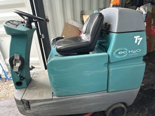 Maszyna czyszcząca TENNANT T7 - używana, w dobrym stanie, w pełni sprawna